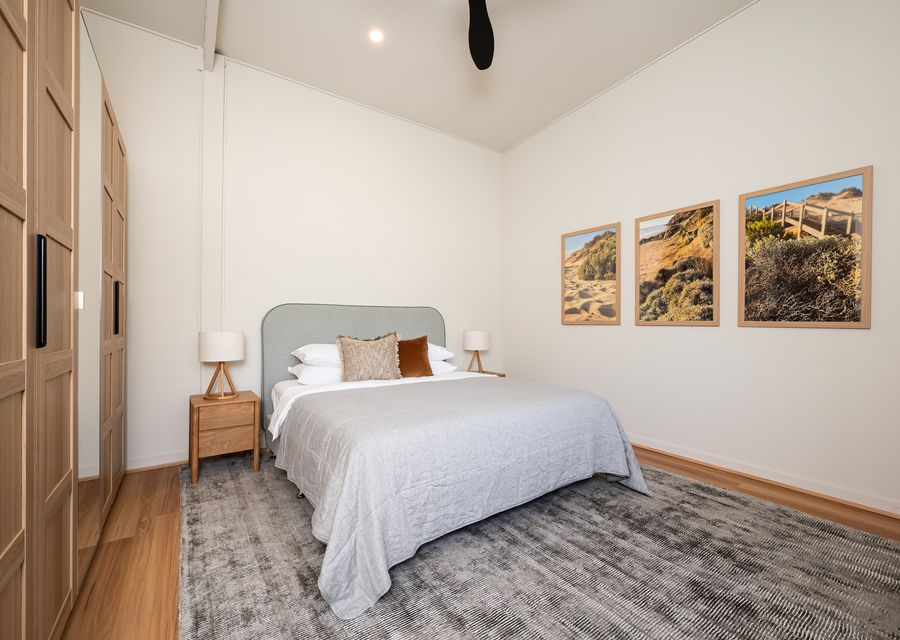 Studio bedroom with queen bed 