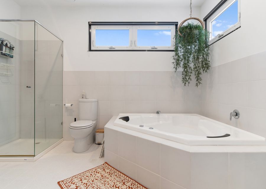 Main bathroom with bath tub 