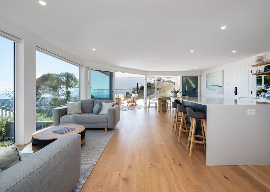 Fully equipped kitchen and light and bright living and dining area 