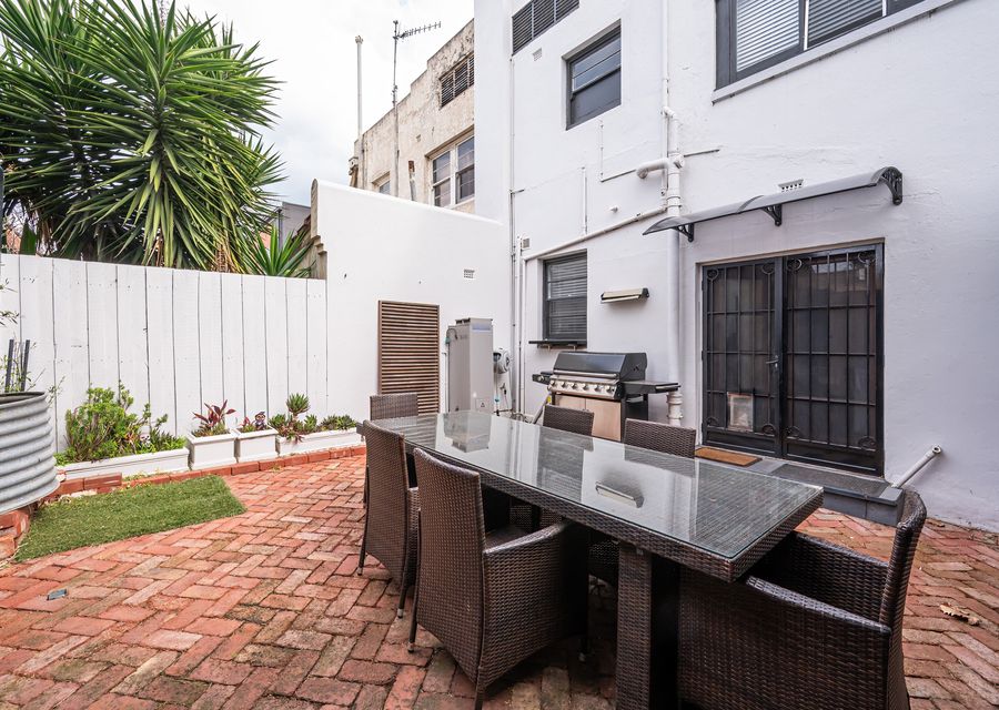 Outdoor dining for six 