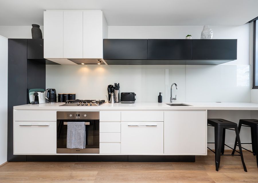 Fully equipped kitchen with breakfast bas seating for 2