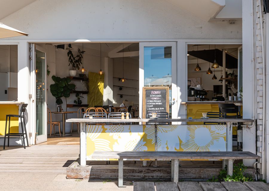 Nearby shops and restaurants 