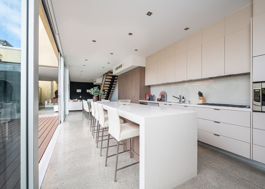 Spacious kitchen breakfast bar
