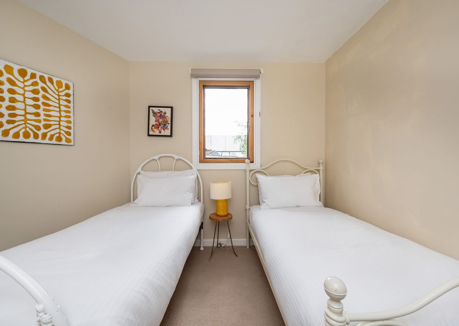 Bedroom 3 with 2 single beds