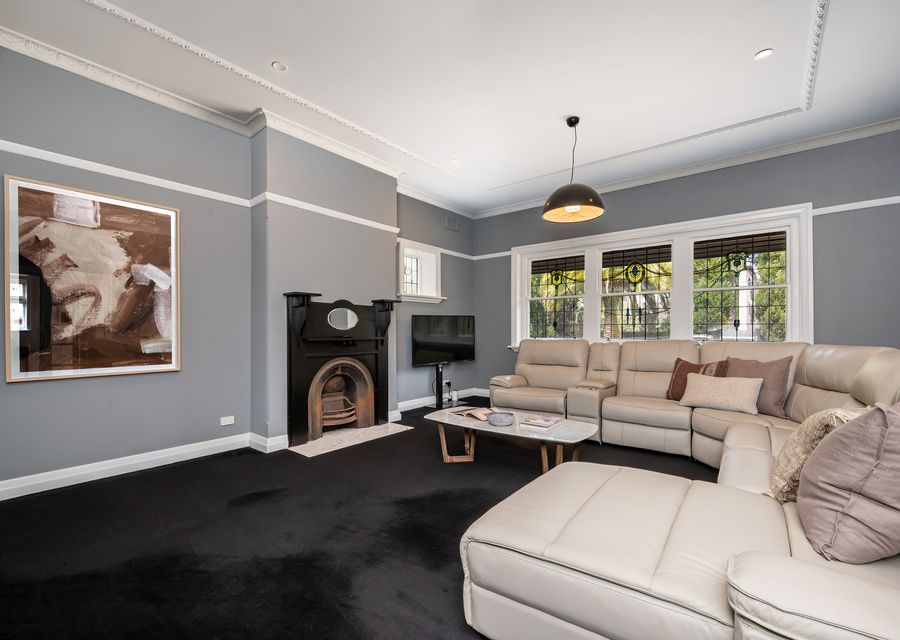 Second large living area 