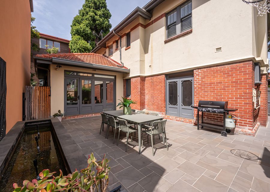 Out door dining for eight, basketball ring 