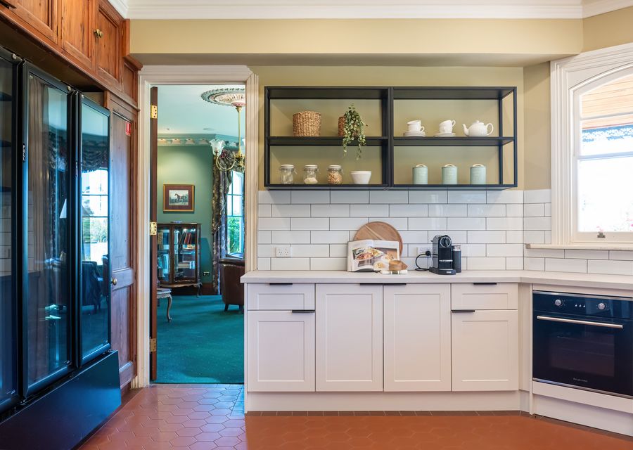 Plenty of kitchen spaces to prepare meals 