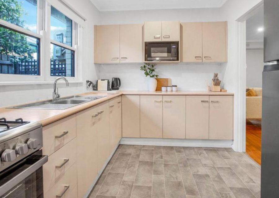 Retro Fully Equipped Kitchen 