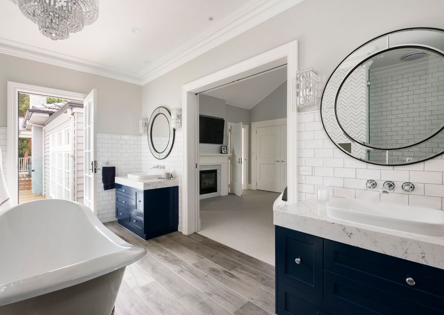 Master bedroom ensuite with stunning claw-foot bath