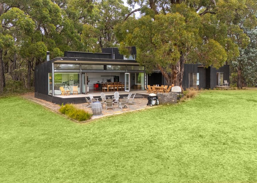 Fire pit, pizza oven, alfresco dining all within a vineyard 