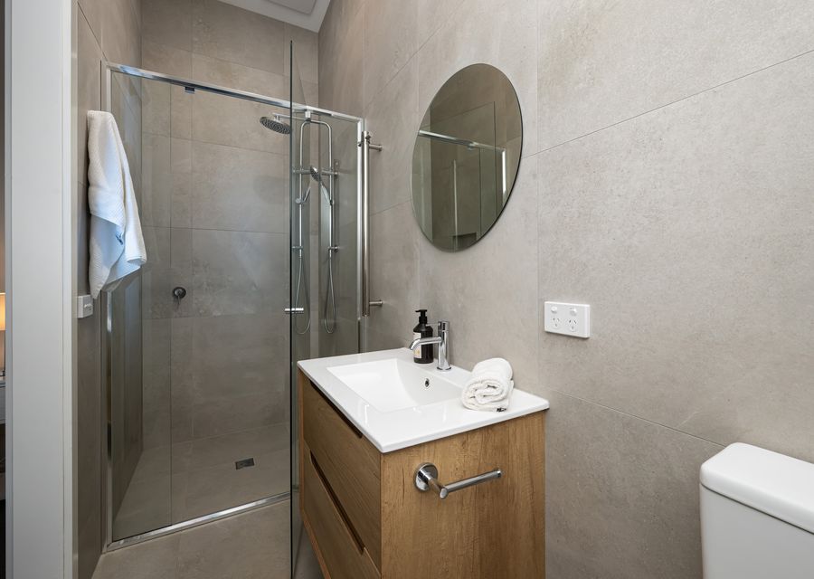 Bella’s Block Vineyard Retreat with Tennis Court, Shoreham