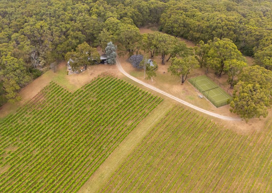 Bella’s Block Vineyard Retreat with Tennis Court, Shoreham