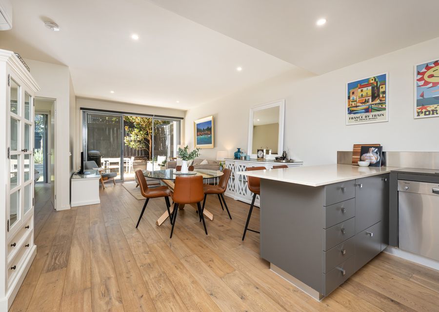 Dining for 4 and breakfast bar seating for 2