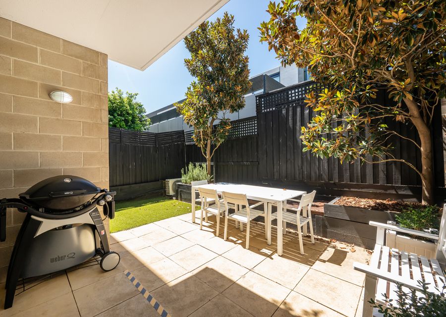 Outdoordining for 4 with gas BBQ