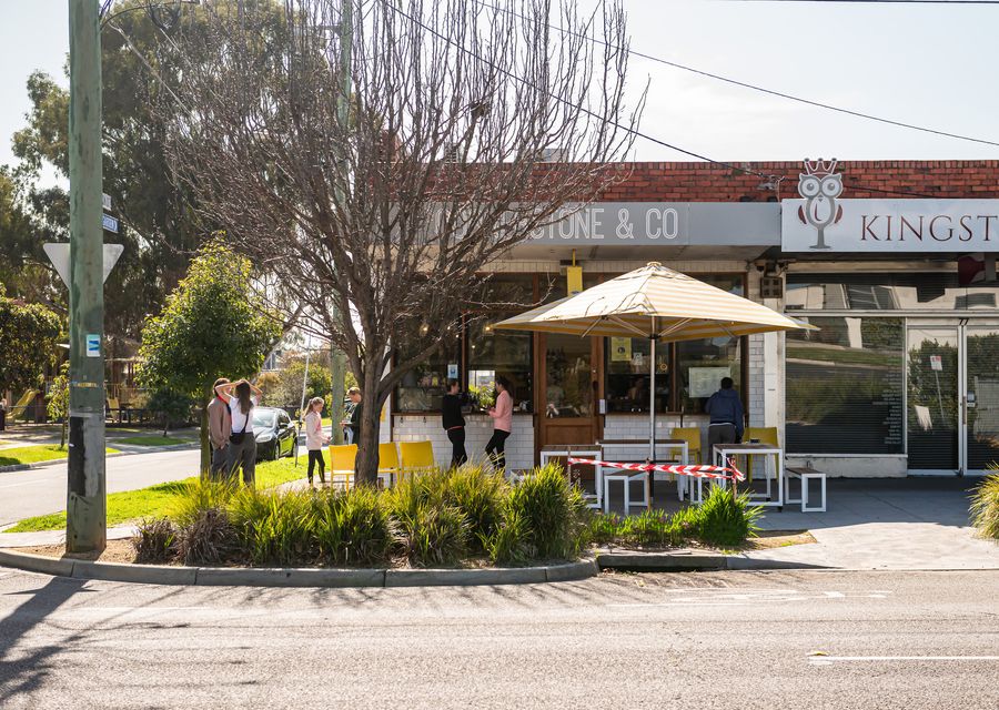 Cafe's and shops close by