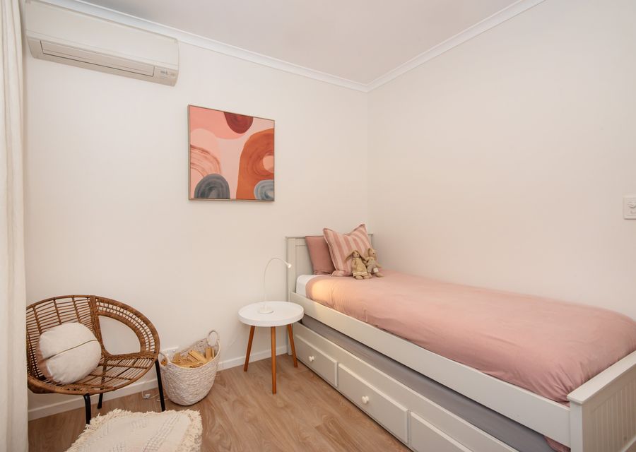 1 Single Bed & a single trundle with luxe cotton linen. 