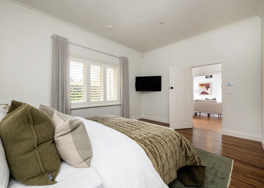 Master Bedroom: King Bed with Ensuite (downstairs)