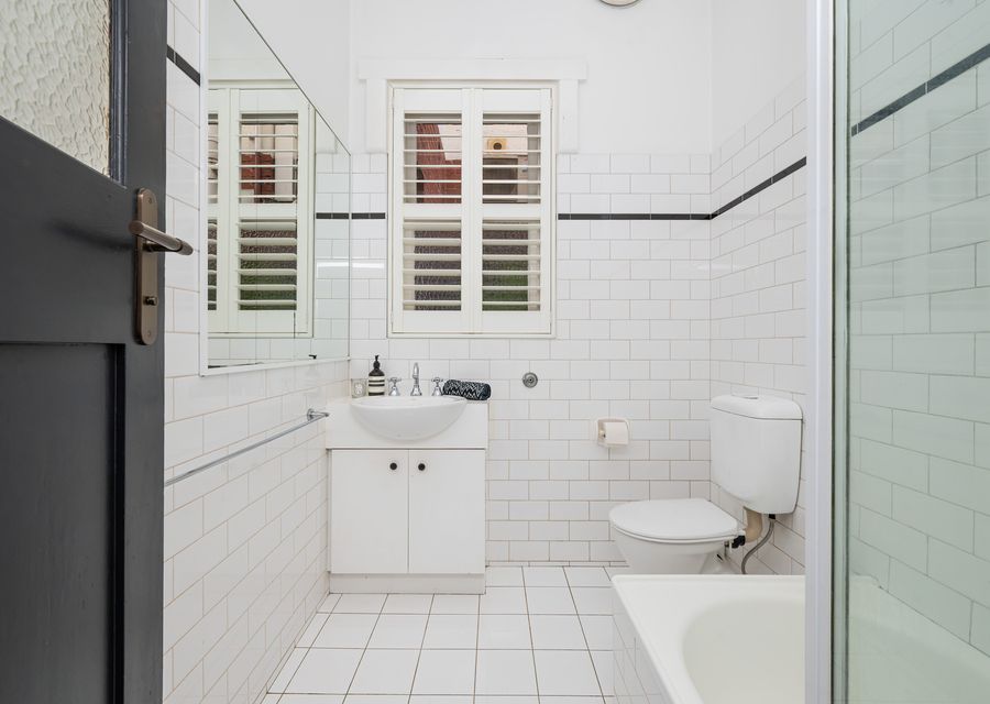 Main Bathroom with bathtub