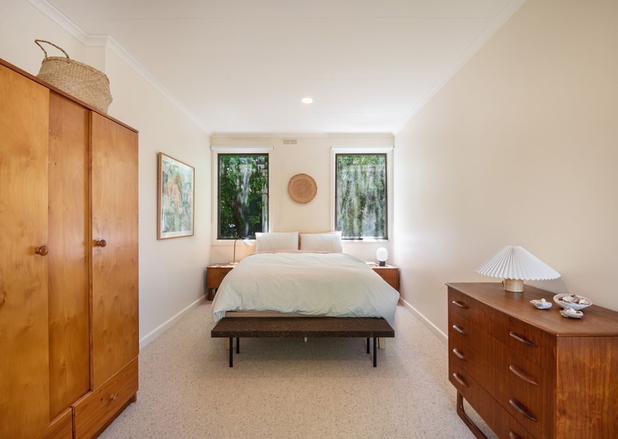 Queen bed bedroom 