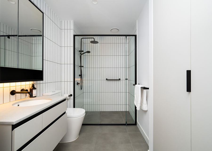 Ensuite with shower