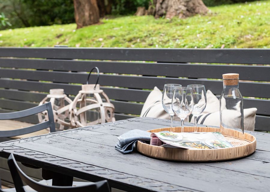 Alfresco dining with green outlook