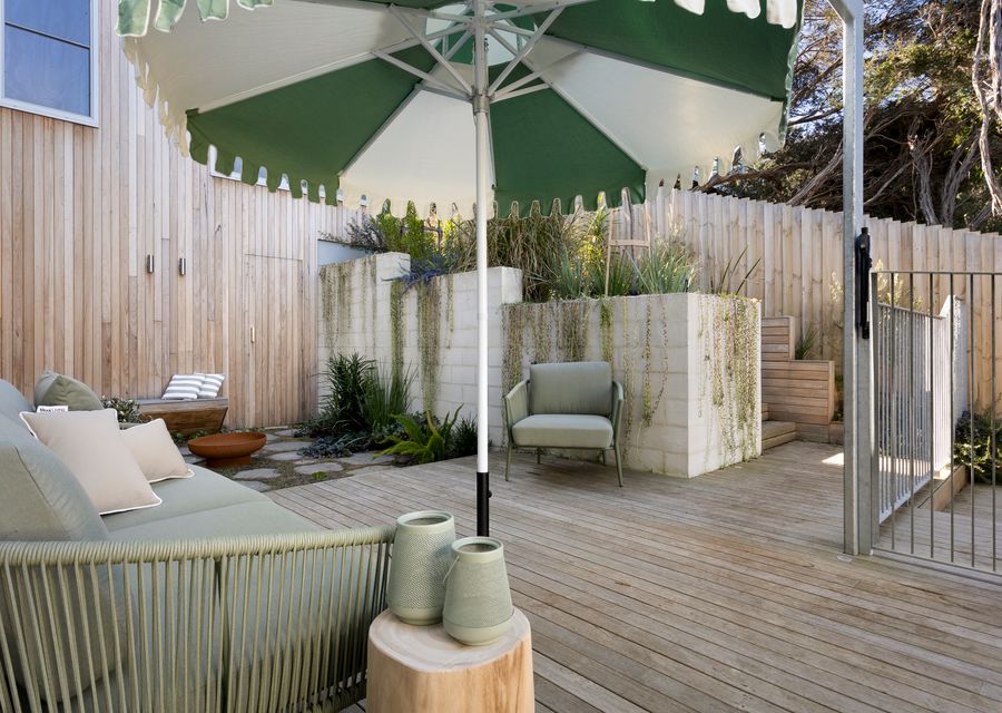 Outdoor Alfresco overlooking Pool