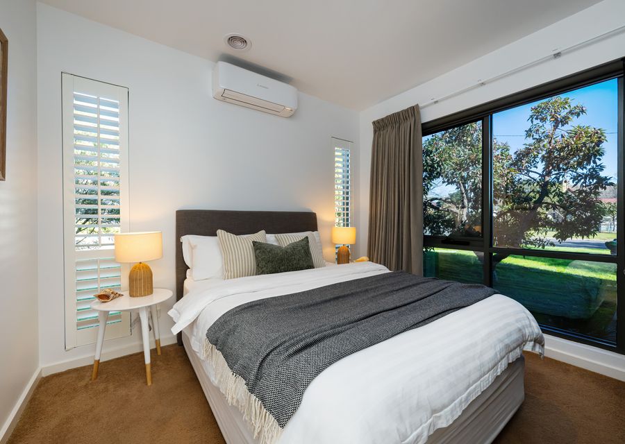 2nd bedroom with queen bed (downstairs)