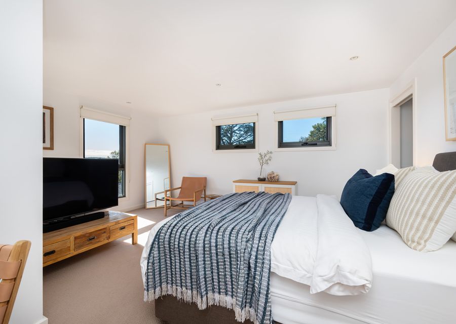Master bedroom with queen bed 