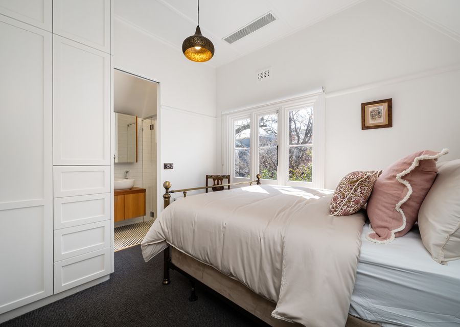 Upstairs - Queen bed