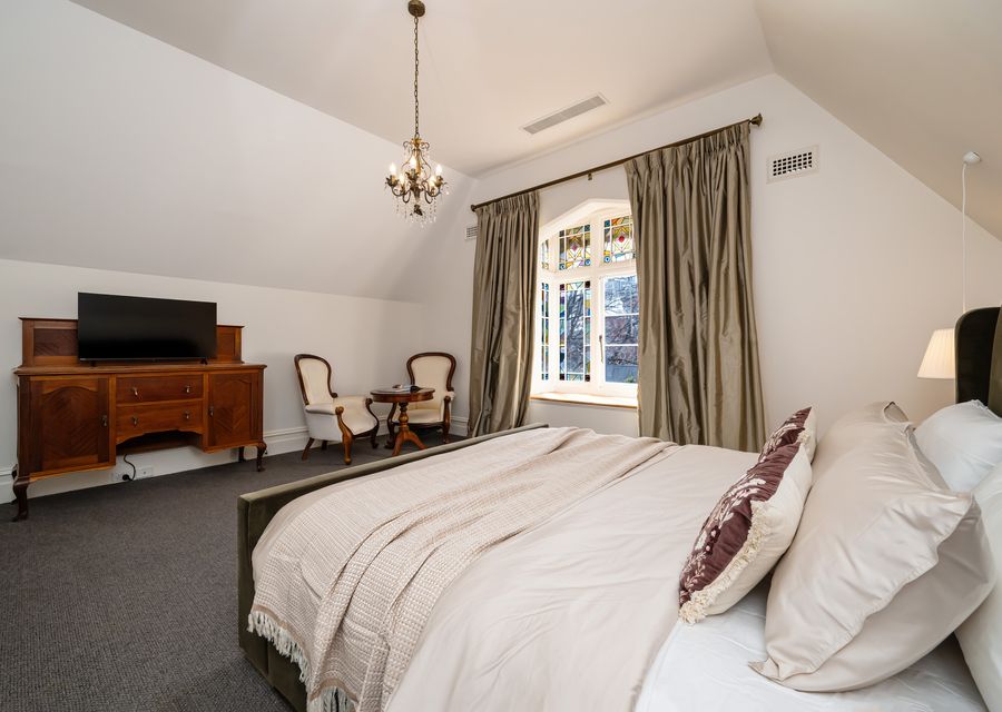 Upstairs Bedroom – King Bed
