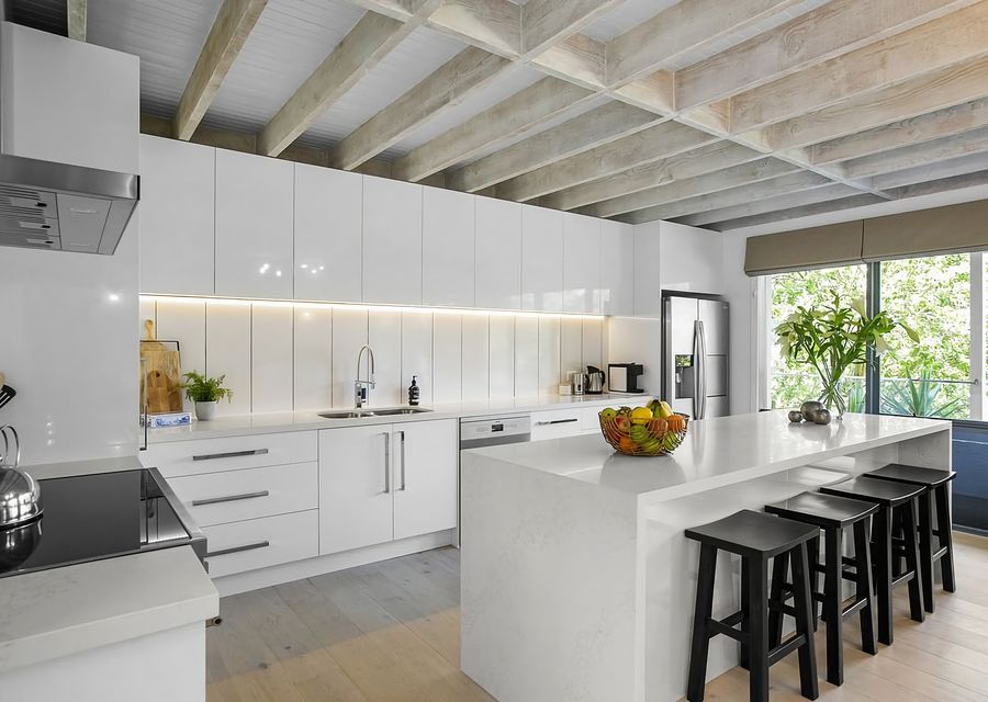 Whether you're a seasoned chef or just starting out, you'll feel inspired to create culinary masterpieces in this well-equipped kitchen.