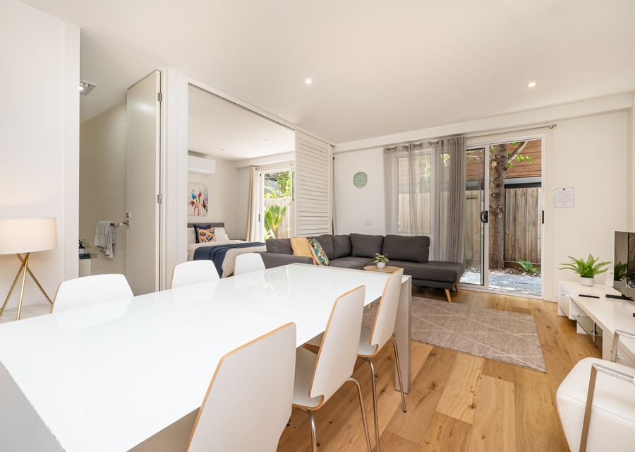 Spacious Dining for 6
