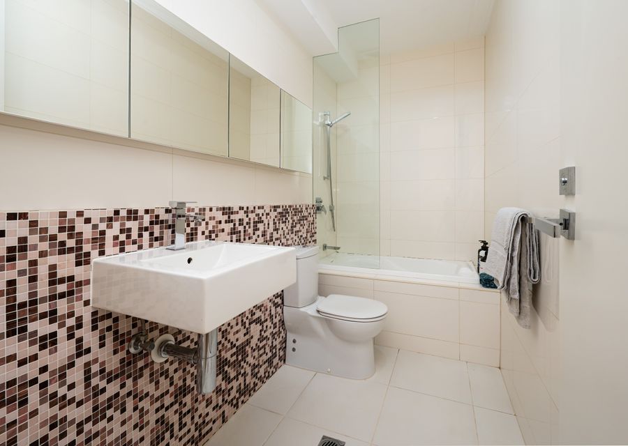 Ensiute with shower over bath
