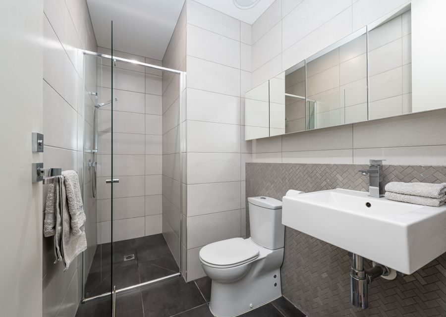Main bathroom with walk in shower