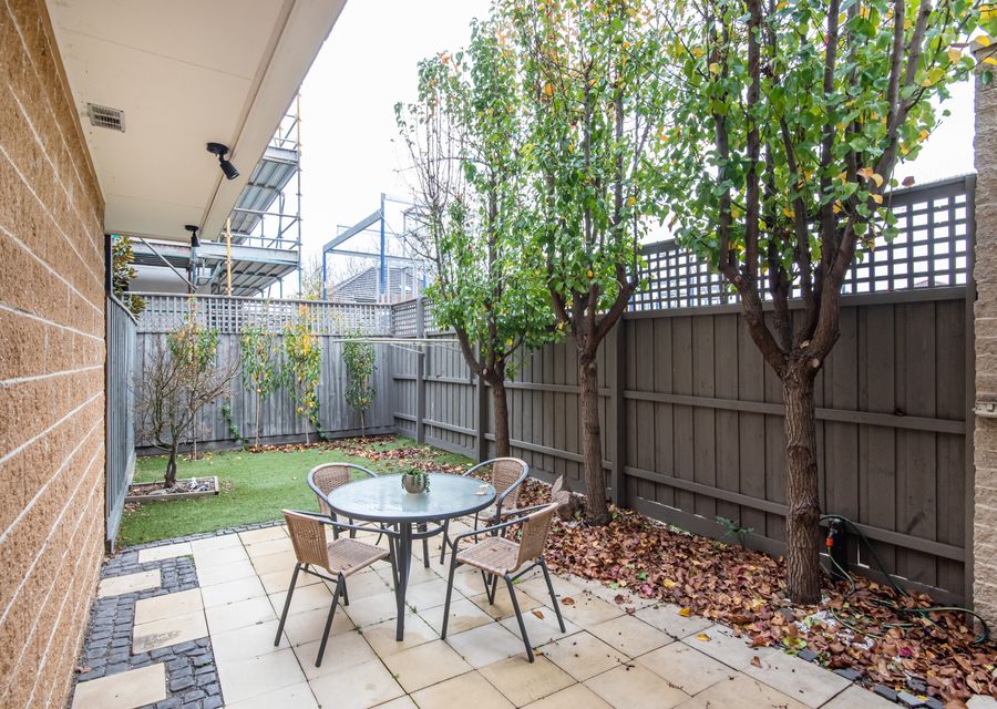 Courtyard with outdoor seating for 4