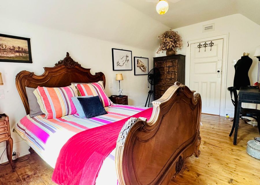 Queen Bed (upstairs)