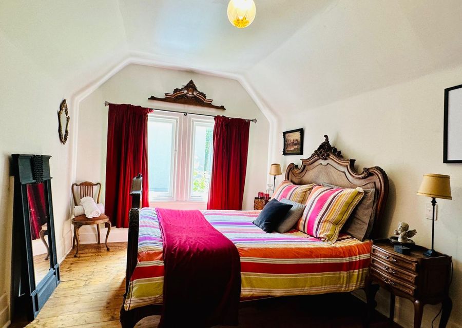 Queen Bed (upstairs)