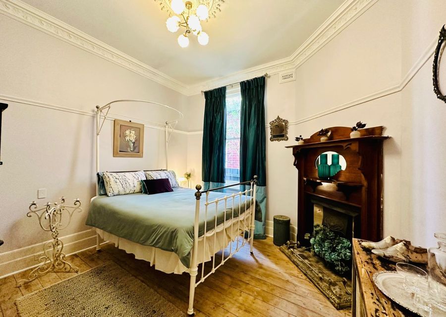 Queen bed (downstairs)