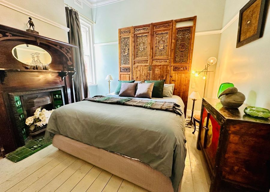 Double bed with ornamental fireplace (downstairs)