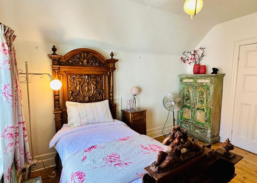 Single bed, (upstairs)