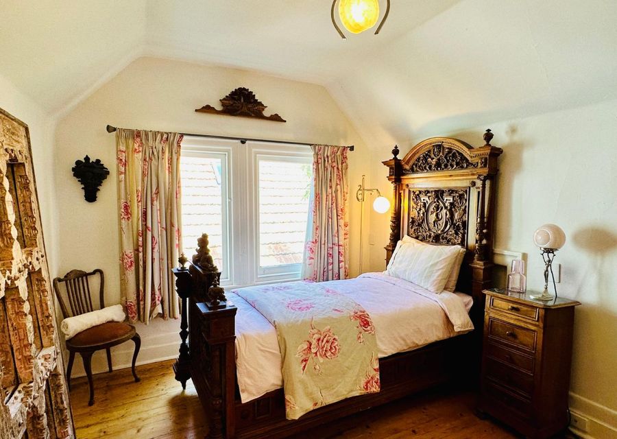 Single bed (upstairs)