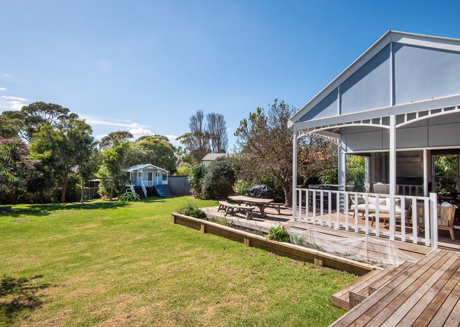 Fully enclosed yard with cubby house