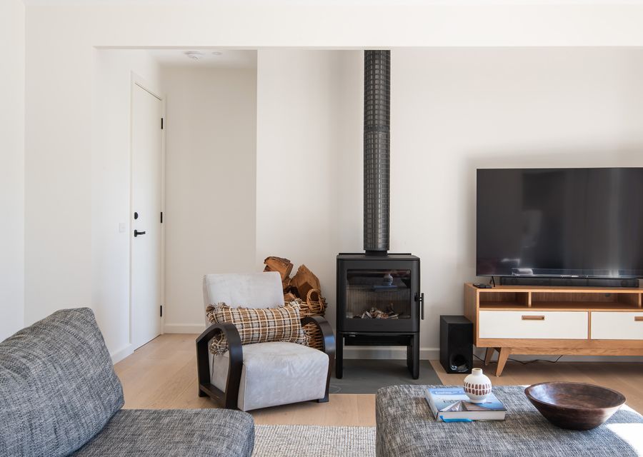 Cosy lounge with fireplace