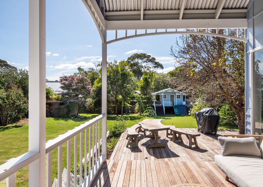 Fully enclosed yard with cubby house