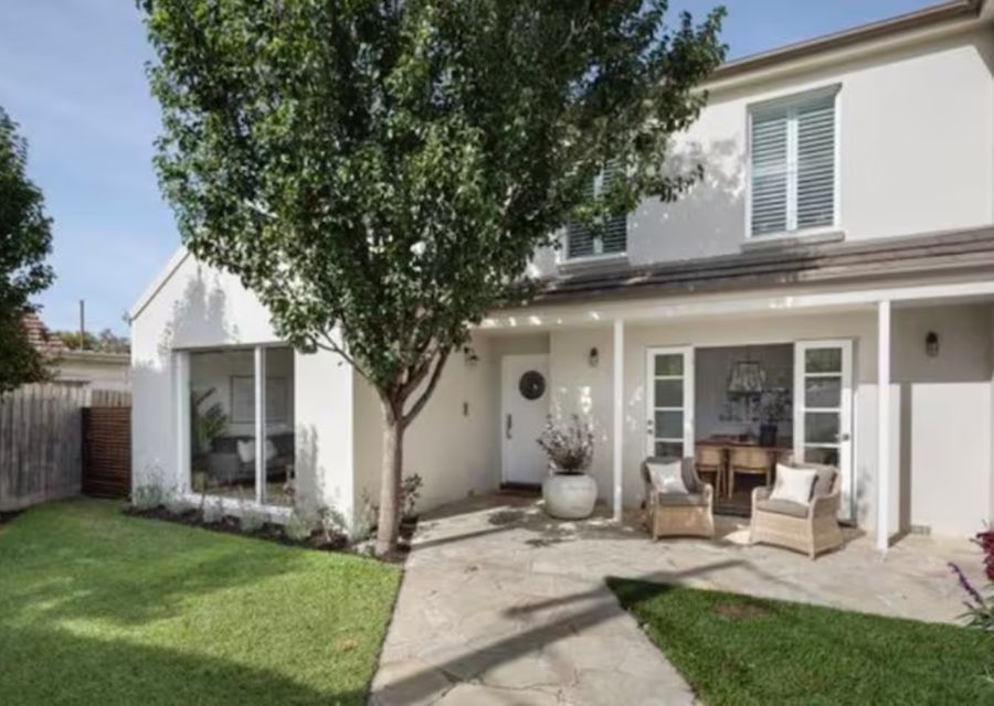 Fully enlcosed front garden 