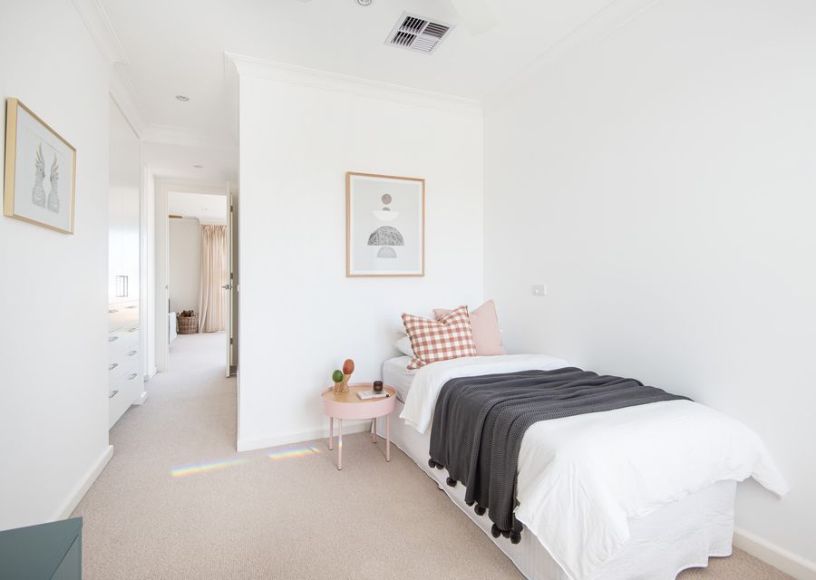 Bedroom 5 with 2 single beds