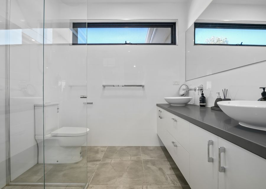Ensuite bathroom to main bedroom. 
