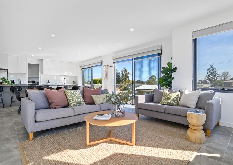OMG! Luxe Two story beachside House - 200m walk to the beach, 4 bedroom, 2.5 bathrooms, Chefs kitchen, air-conditioning, heating, balcony with views and bbq. 
