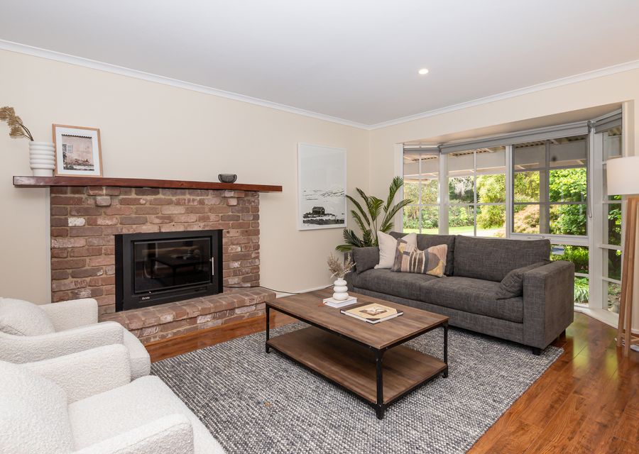 Third livng area with open fireplace 