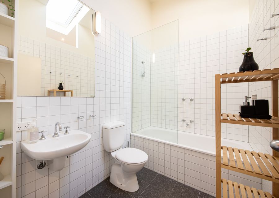 Main bathroom (third floor) 